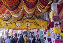 माता वैष्णो देवी दरबार की ‘गौरी स्वरूप’ में फूलों से अनोखी सजावट, भक्त हो रहे भावविभोर