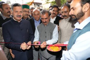 फीता काटकर न्यू शिमला के सेक्टर-5 में 18 करोड़ रुपये की लागत से बनी पार्किंग का उद्घाटन करते हुए सीएम। 